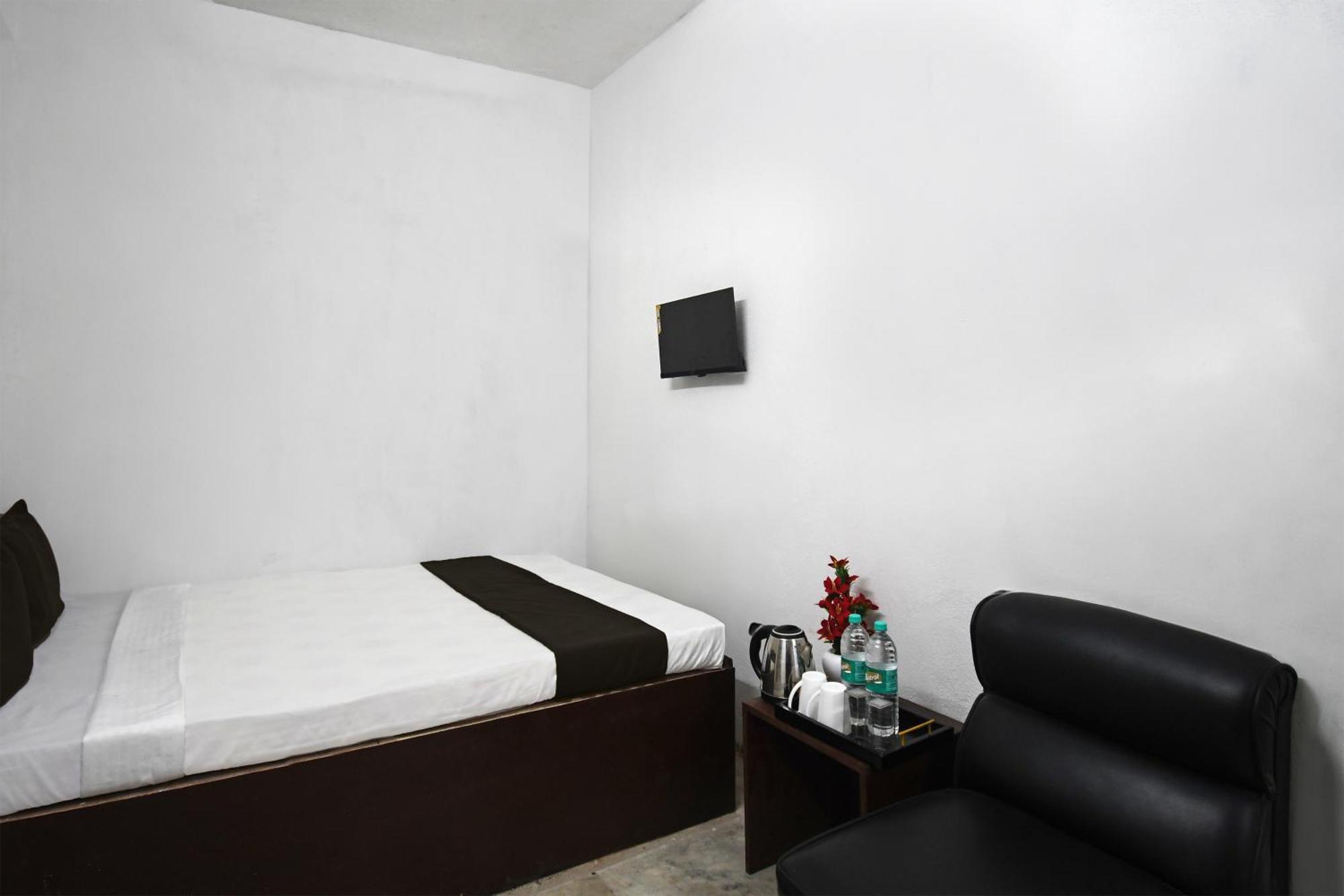 Oyo Hotel Chinar Park Калькутта Экстерьер фото